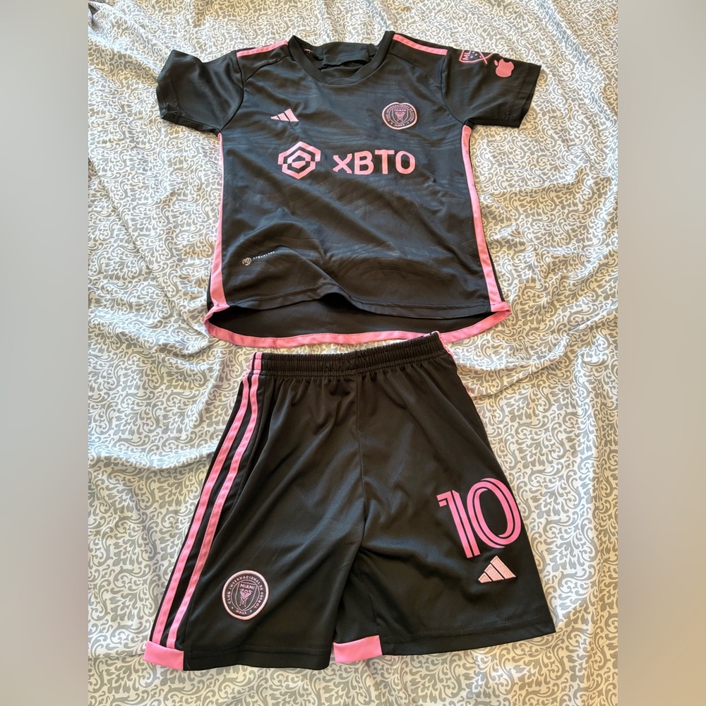 Messi youth jersey and shorts set! Good condition!